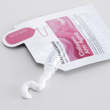 Mediheal Collagen Anti-Aging Sleeping Mask, widok z góry. Biała saszetka z różowym akcentem, wyciskany biały, gęsty krem.