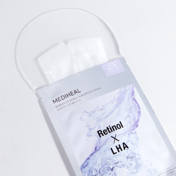 Koreańska maska Mediheal Retinol LHA w białej saszetce, z widocznym wyciekającym żelem, na jasnym tle.