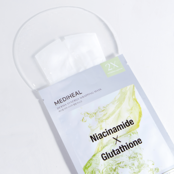 Mediheal Derma Synergy Wrapping maska Niacinamide Glutathione, częściowo wysunięta z szarego opakowania, obok serum.