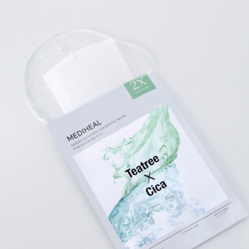 Maska w płachcie Mediheal Derma Synergy Teatree Cica. Biała saszetka z zielonym wzorem, obok mokra płachta. Widok z góry na białym tle.