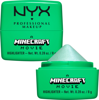 Dwa zielone słoiczki NYX Minecraft Movie, jeden zamknięty, drugi z perłowym, kremowym rozświetlaczem.