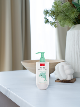 Odżywczo-wyciszający balsam Fisher Price Hello Bath Time dla dzieci, biała butelka z zieloną pompką, delfin.