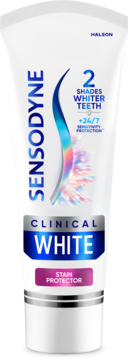 Sensodyne Clinical White pasta do zębów, biała tubka, napis '2 SHADES WHITER TEETH', 'STAIN PROTECTOR'. Widok z przodu.