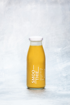 Smoothie owocowe mango pomarańcza w szklanej butelce z białą etykietą 'SMOO-THIE', bez dodatku cukru.