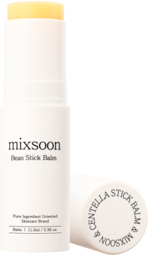 Mixsoon Bean Stick Balm, biały sztyft do twarzy z żółtym balsamem, otwarty, obok nakrętka z napisem Centella.