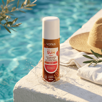 Venus Golden Sun SPF 50 emulsja do opalania w sprayu, brązowa butelka z białym korkiem, na brzegu basenu, woda się rozbryzguje.