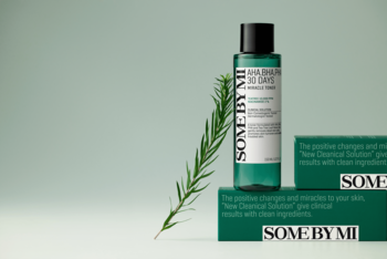 Zielony tonik SOME BY MI AHA BHA PHA 30 Days Miracle dla cery trądzikowej, butelka z gałązką i pudełkami.