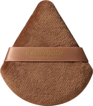 Brązowy, welurowy puszek do pudru EVERYBODY w kształcie trójkąta, z logiem na wstążce. Do precyzyjnej aplikacji.