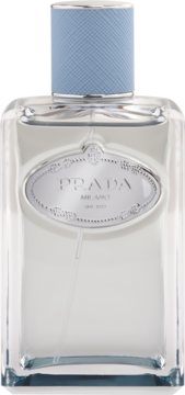Prada Infusion d’Amande EDP, przezroczysta butelka z błękitnym korkiem Saffiano i srebrnym logo Prada.