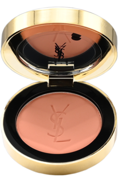 Róż YSL Make Me Blush Coral Clash, otwarte złote opakowanie z lusterkiem, matowy koralowy puder z logo YSL.