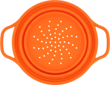 Pomarańczowy, okrągły, składany cedzak silikonowy z dwoma uchwytami, widok z góry, perforowane dno w gwiazdki.