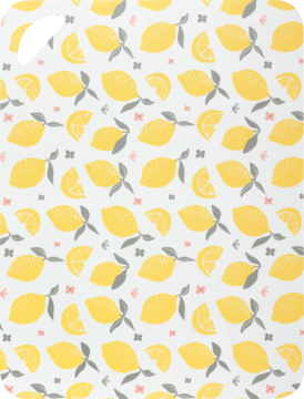 Wzór w żółte cytryny, plasterki cytryny, szare listki i różowe detale na białym tle, widok z góry.