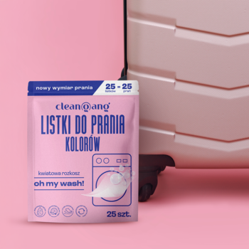 Różowy pakiet Cleangang Listki do prania Kolorów 25 szt. Kwiatowa Rozkosz, obok jasnej walizki, widok z przodu.