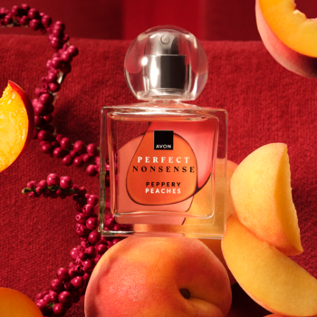 Perfumy Avon Perfect Nonsense Peppery Peaches, flakon na czerwonym tle z brzoskwiniami i różowym pieprzem.