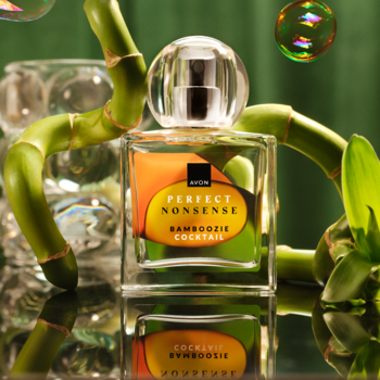 Avon Perfect Nonsense Bamboozie Cocktail woda perfumowana, butelka na tle bambusa, z odbiciem, bąbelkami, świeży zapach.