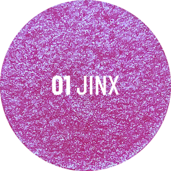 Okrągły, lśniący cień do powiek Stars x Bryska Jinx, różowy z intensywnymi drobinkami, tekst '01 JINX', widok z góry.