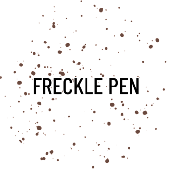 Biały okrągły logotyp z czarnym napisem "FRECKLE PEN" i brązowymi, rozrzuconymi plamkami piegów.