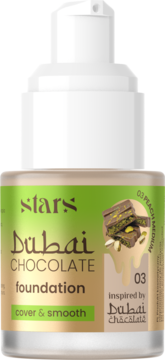Podkład Stars Dubai Chocolate Peach Medium w butelce z pompką, zielono-beżowa etykieta z czekoladą.