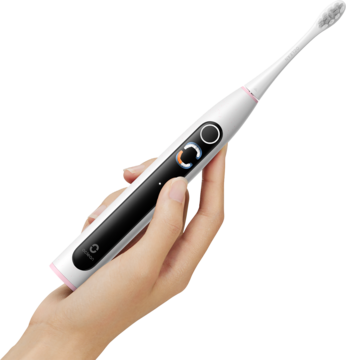 Biało-różowa szczoteczka soniczna Oclean X Lite z inteligentnym ekranem, trzymana w dłoni, zbliżenie na wyświetlacz.