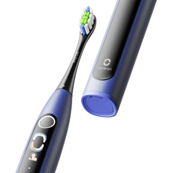 Niebieska szczoteczka soniczna Oclean X Lite S, widok pod kątem z ekranem i otwartym etui podróżnym.