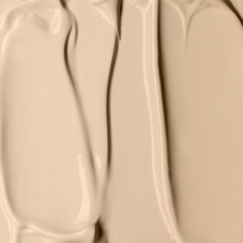 Zbliżenie beżowego, kryjącego podkładu matującego Affect Best Matte Foundation, z widocznymi kremowymi smugami.