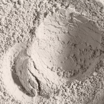 Sypki puder do bakingu Affect Best Matte w jasnym odcieniu, z widocznym zagłębieniem w drobnej teksturze.