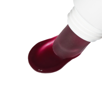 Zbliżenie na błyszczący, ciemnoczerwony peptydowy balsam do ust Your Kaya Midnight Cherry wyciskany z białej tubki.