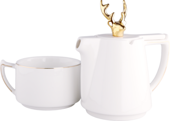 Elegancki biały ceramiczny zestaw do kawy z lśniącym złotym porożem na pokrywce dzbanka, widok z przodu.