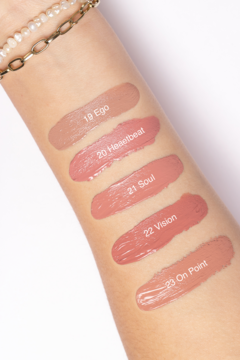 Pięć matowych pomadek w odcieniach nude/różu, od 19 Ego do 23 On Point, na przedramieniu.