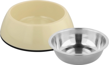 Dwie miski dla zwierząt: kremowa plastikowa i srebrna metalowa, ustawione obok siebie, widok z boku.