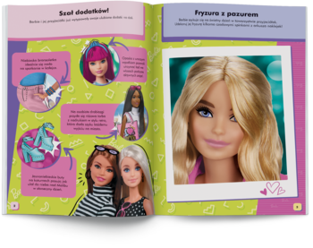 Magazyn Barbie o modzie i stylizacjach, otwarta rozkładówka. Lewa strona z lalkami i akcesoriami, prawa z blond Barbie.