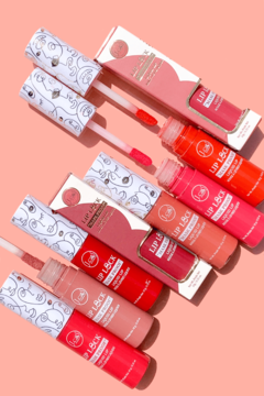J.Cat Beauty Lip Lock Mask Proof matowe pomadki w płynie, różne odcienie, z widocznymi aplikatorami, na różowym tle.