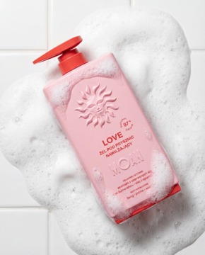 MOAN BLESSED Love, różowy żel pod prysznic z czerwoną pompką, logo słońca, 97% naturalnych, w pianie na płytkach.