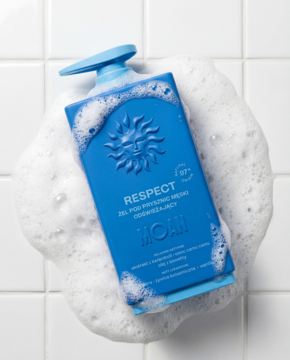 Niebieski żel pod prysznic męski RESPECT z pompką na białych kafelkach, otoczony białą pianą, widok z góry.