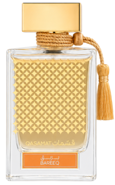 Rasasi Qasamat Barreq unisex EDP, przezroczysta butelka ze złotym płynem, wzorem, pomarańczowa etykieta, złoty korek z frędzlem.