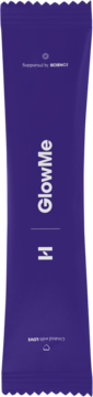Fioletowa saszetka suplementu GlowMe z 5000 mg kolagenu, pionowy napis GlowMe, widok z przodu.