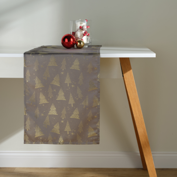 Bieżnik stołowy szary w złote choinki, świąteczna dekoracja, leży na jasnym stole z bombkami.