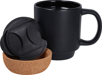 Czarny ceramiczny kubek z uchwytem, obok czarna kulista pokrywka z geometrycznym wzorem na korkowej podstawce.