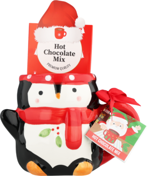 Czarno-biały kubek pingwin w czerwonej czapce Mikołaja i szaliku, z gorącą czekoladą. Widok z przodu.