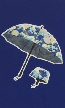 Otwarty parasol i złożony pokrowiec z artystycznym wzorem japońskiej Wielkiej Fali Hokusai, na granatowym tle.