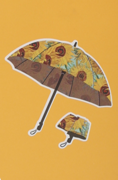 Otwarty parasol z wzorem żółtych słoneczników oraz pasujący, złożony pokrowiec. Widok z góry na pomarańczowym tle.