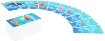 Gra karciana Wojna z morskimi zwierzętami dla dzieci 4+. Stos kart i rozłożony łuk, widok z góry.