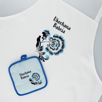 Zestaw kuchenny: biały fartuch i błękitna rękawica z ludowym wzorem i napisem "Ukochana Babcia".