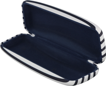 Otwarty, twardy futerał na okulary w biało-czarne paski, z granatowym wnętrzem, widok pod kątem.