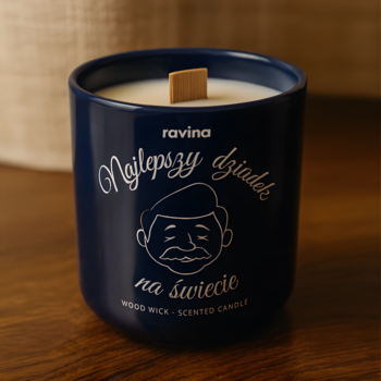Sojowa świeca Ravina "Najlepszy dziadek na świecie" w granatowym słoiku z drewnianym knotem, widok z przodu.