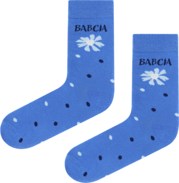 Para niebieskich skarpet z napisem BABCIA, wzorem białych stokrotek i czarno-białych kropek, widok ukośny.