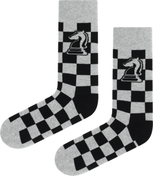 Dwie skarpetki z czarno-białą szachownicą i sylwetką czarnego skoczka szachowego. Jasnoszare palce, pięty i ściągacze. Widok z boku.