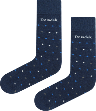 Granatowe skarpetki w biało-niebieskie kropki, z napisem Dziadek na ściągaczu, ułożone obok siebie.