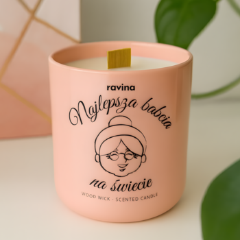 Różowa świeca sojowa Ravina Najlepsza babcia na świecie z magnolią, drewniany knot, widok z przodu.