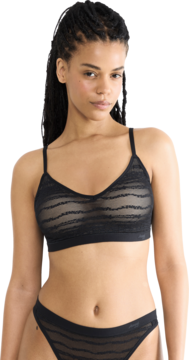 Czarny koronkowy biustonosz Sloggi Free Evolve Push Up Lace z prześwitującym wzorem w paski, na modelce.